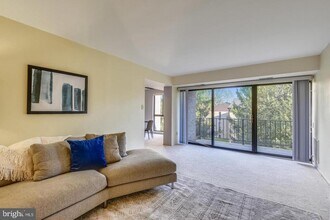 2044 Royal Fern Ct in Reston, VA - Building Photo - Building Photo