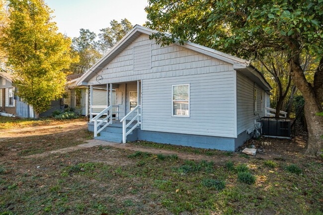 1015 14th Ave N in Bessemer, AL - Foto de edificio - Building Photo