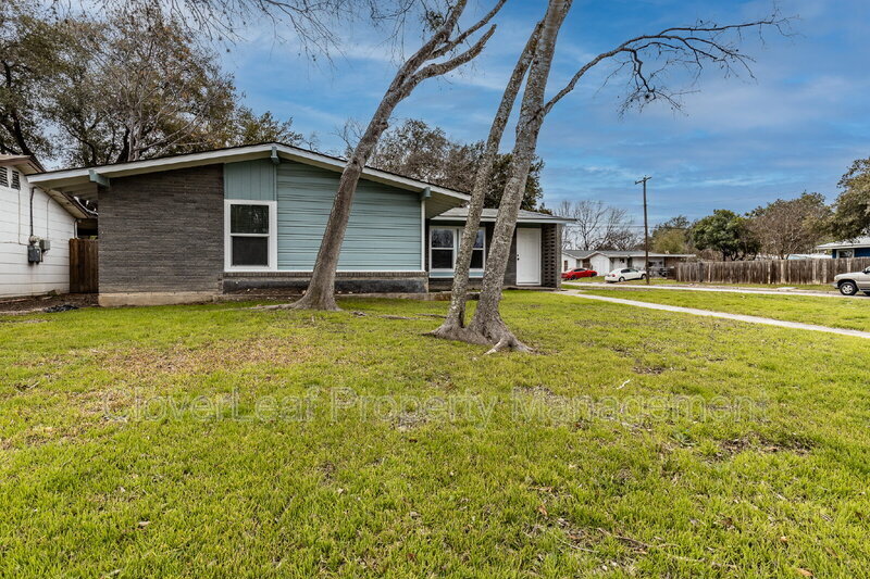 1002 Sumner Dr in San Antonio, TX - Foto de edificio