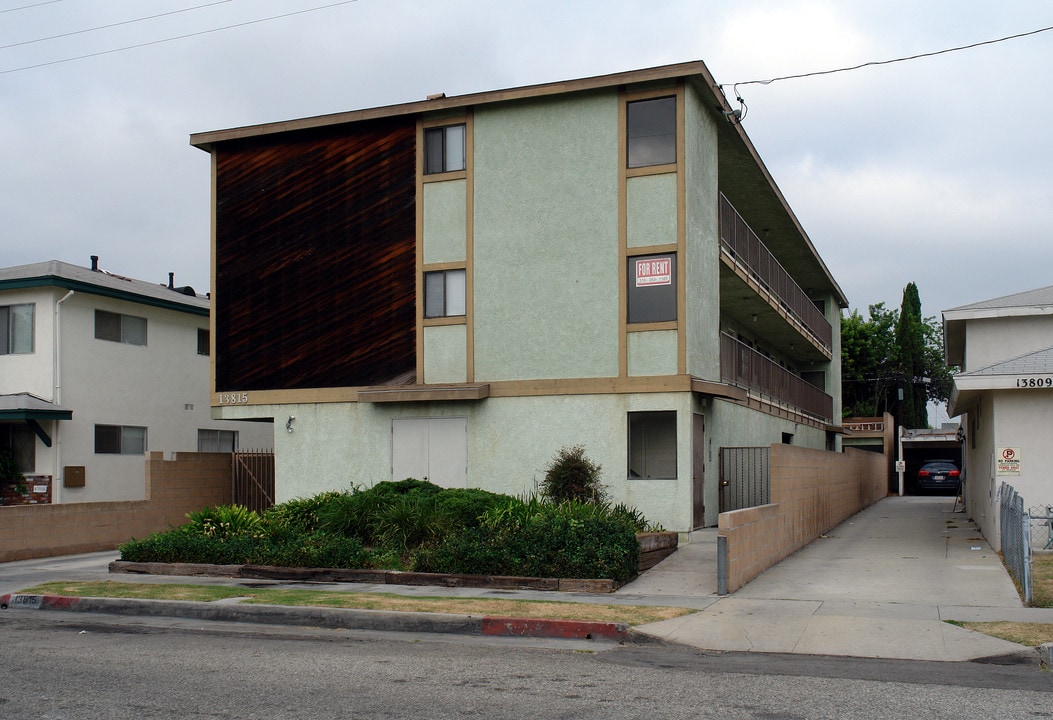 13815 Hawthorne Way in Hawthorne, CA - Foto de edificio