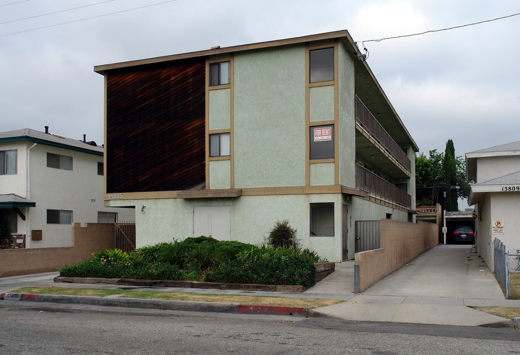 13815 Hawthorne Way in Hawthorne, CA - Building Photo