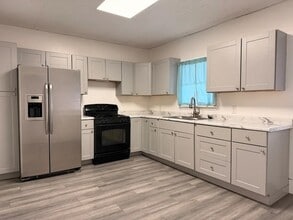 211 5th St in Ellwood City, PA - Building Photo - Building Photo