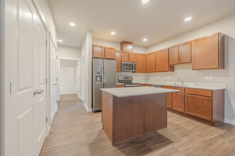 Olympus Court Apartments in Lacey, WA - Building Photo - Interior Photo