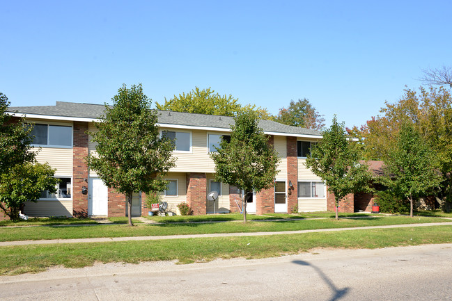 7020-7032 Twin Oaks Dr in Indianapolis, IN - Building Photo - Building Photo