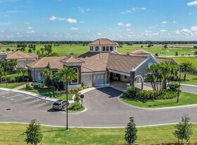 5674 Palmer Cir, Unit 203 in Bradenton, FL - Building Photo