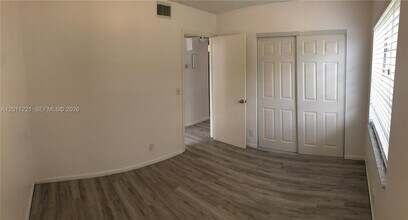 1027 Twin Lakes Dr in Coral Springs, FL - Building Photo - Building Photo