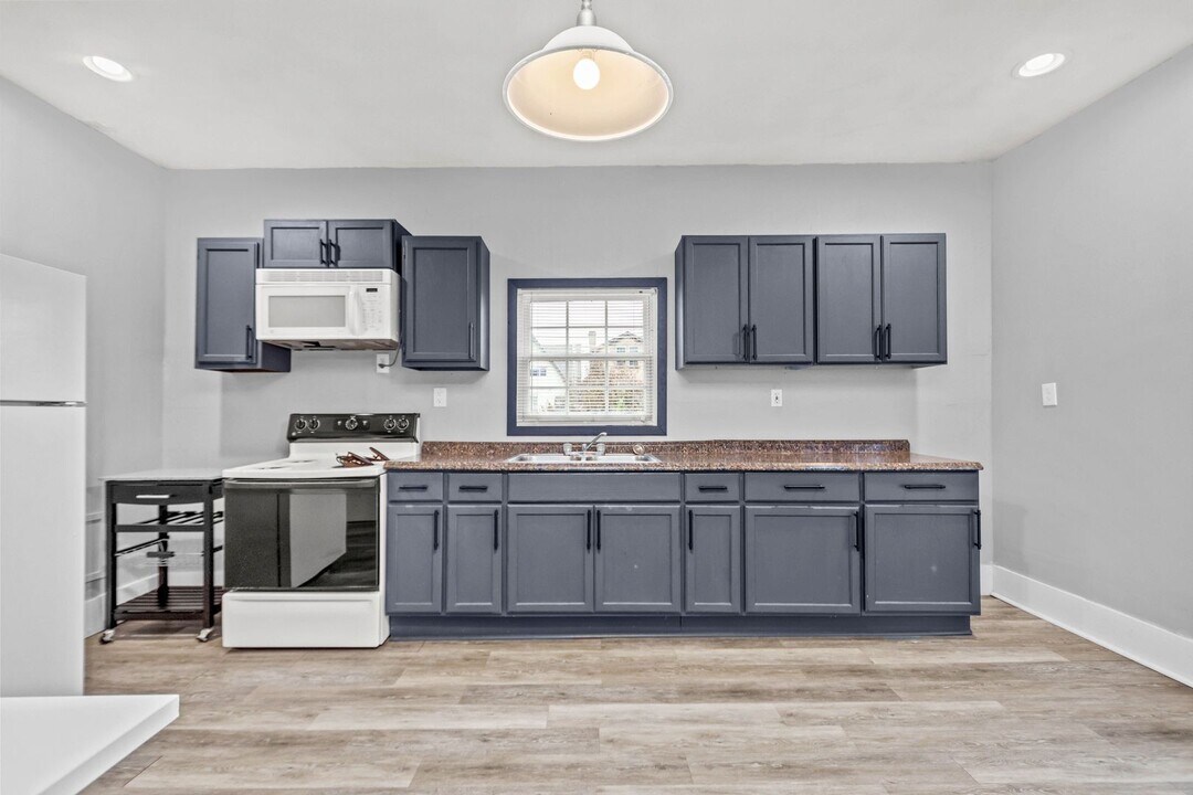 32 Adrian St in Mckees Rocks, PA - Building Photo