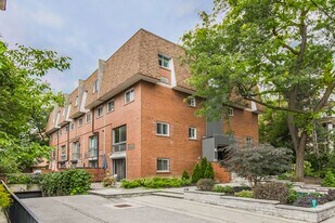 28-28 Admiral Rd in Toronto, ON - Building Photo