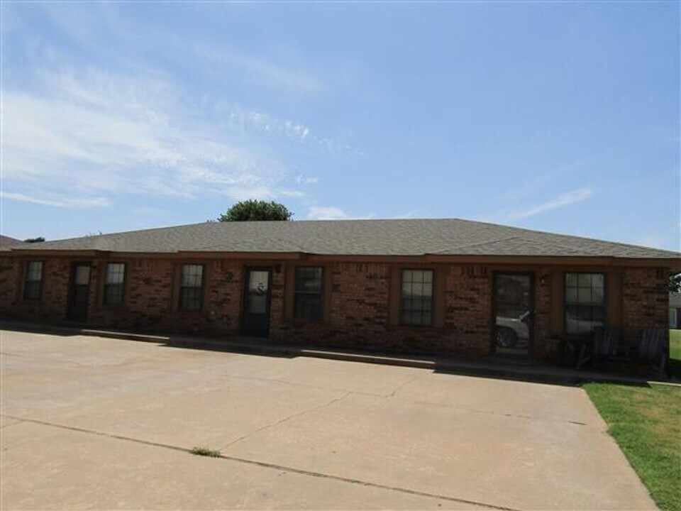 2120 Apple in Weatherford, OK - Building Photo