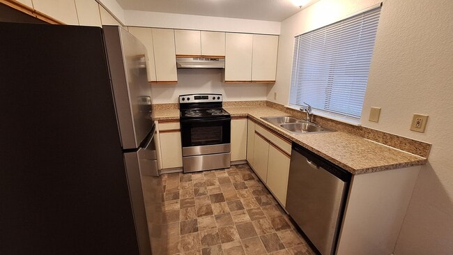 10505 Holly Dr in Everett, WA - Foto de edificio - Building Photo