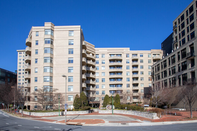 Crescent Plaza Condominium in Bethesda, MD - Building Photo - Building Photo