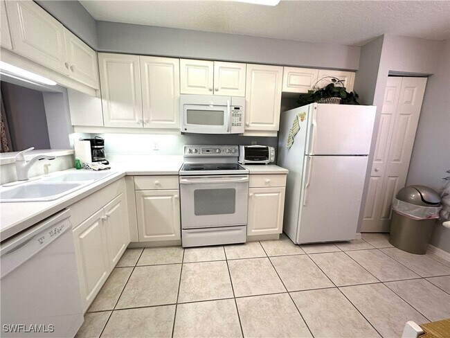 property at 6670 Huntington Lakes Cir