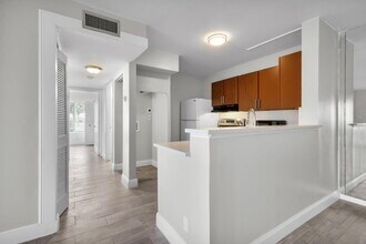 1011 Green Pine Blvd in West Palm Beach, FL - Building Photo - Building Photo