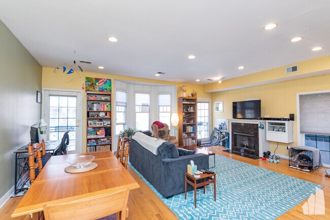 811 W Superior St, Unit 3 in Chicago, IL - Building Photo - Building Photo
