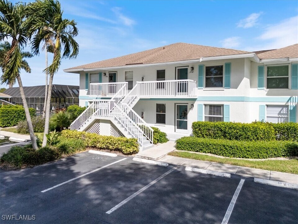 1375 Mainsail Dr in Naples, FL - Building Photo