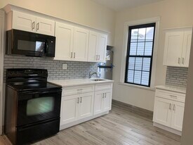 393 Van Duzer St, Unit 1 in Staten Island, NY - Building Photo