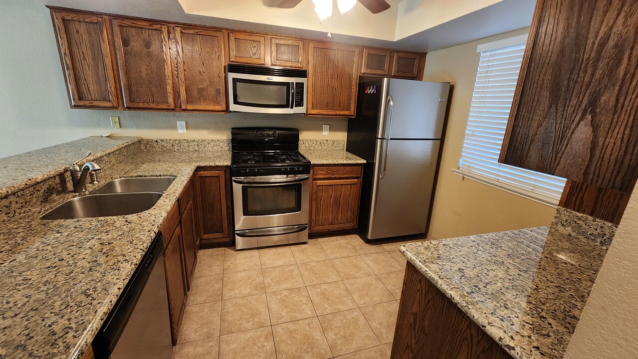 9172 Madison Green Ln, Unit 48 in Orangevale, CA - Building Photo