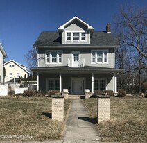 11 Lakeview Rd in Deal, NJ - Building Photo