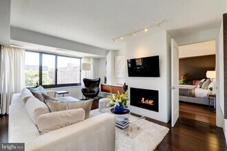 1077 30th St NW in Washington, DC - Foto de edificio - Building Photo