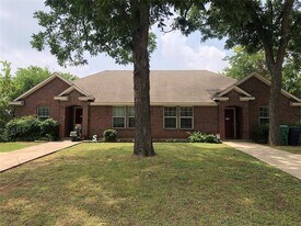 301 W Prairie St in Denton, TX - Building Photo