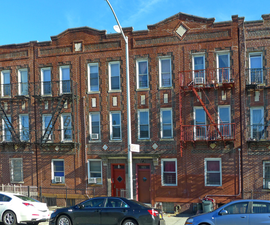 523 McDonald Ave in Brooklyn, NY - Building Photo