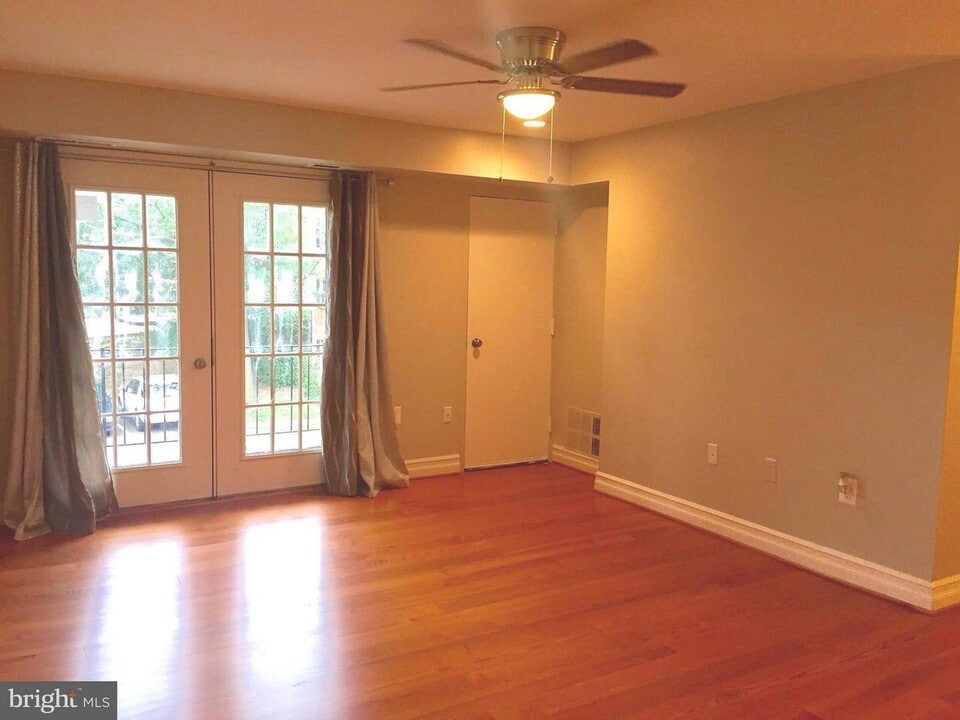 401 N Beauregard St, Unit Mayflower II in Alexandria, VA - Building Photo
