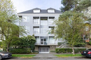 4721 19th Ave NE in Seattle, WA - Building Photo