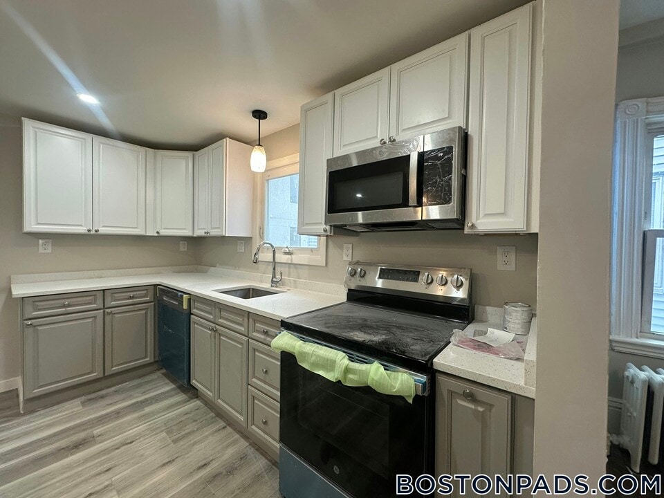 13 Gladstone St in Everett, MA - Building Photo