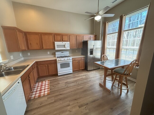 232 N Honey Springs Ave in Fuquay Varina, NC - Foto de edificio - Building Photo