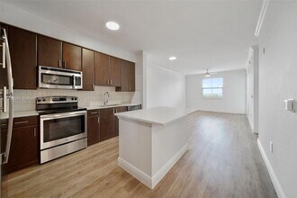10170 SW 7th St, Unit 38-103 in Pembroke Pines, FL - Building Photo - Building Photo