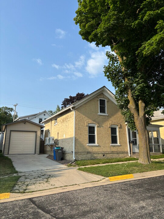 210 Cole St in Watertown, WI - Foto de edificio