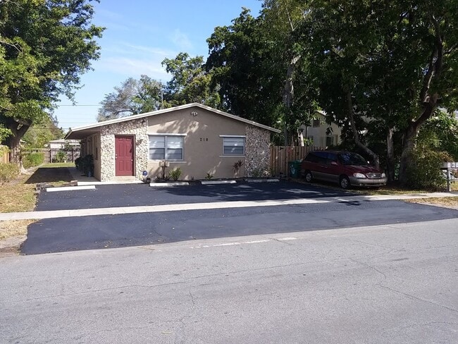 218 SW 14th St, Unit 1