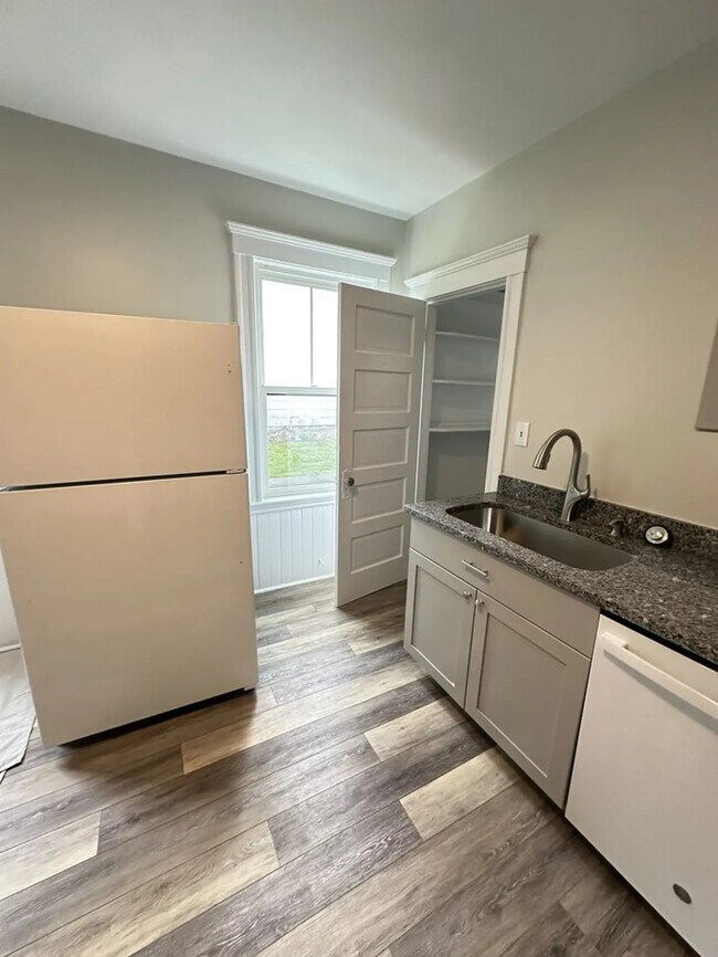 593 Heath St, Unit 1 in Chestnut Hill, MA - Foto de edificio - Building Photo