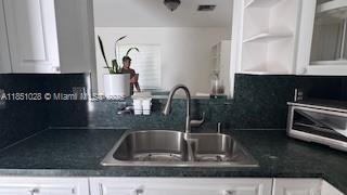2141 Biarritz Dr in Miami Beach, FL - Foto de edificio - Building Photo