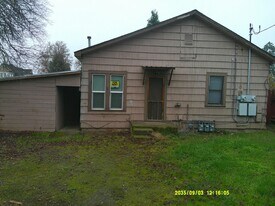 516/516.5-5165 Palm St in Medford, OR - Building Photo