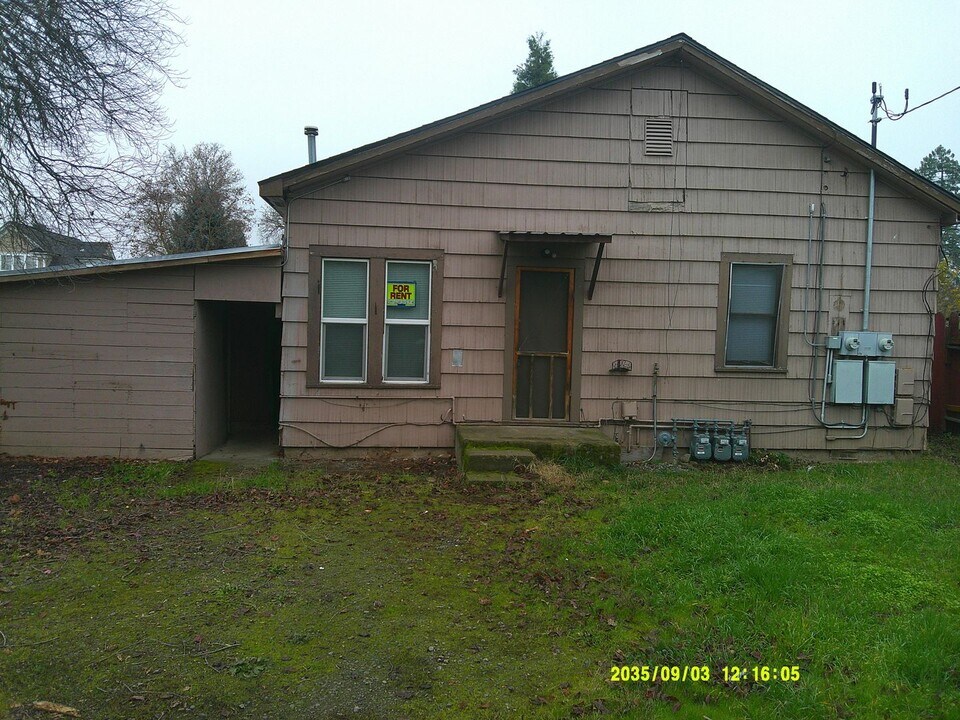 516/516.5-5165 Palm St in Medford, OR - Building Photo