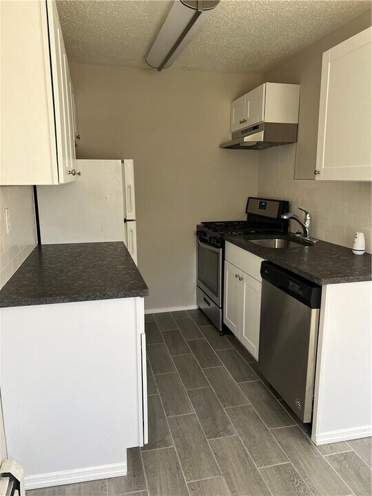 1502 Barclay Manor in Newburgh, NY - Building Photo