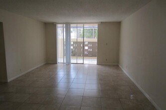 406 NW 68th Ave, Unit 104 in Plantation, FL - Building Photo - Building Photo