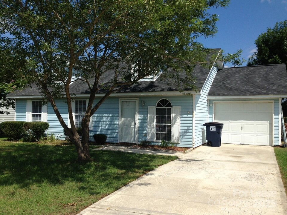 5005 Alexis Dr in Indian Trail, NC - Building Photo