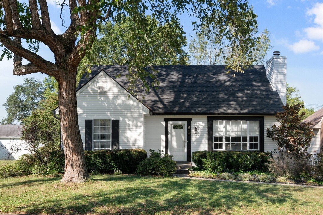 8732 Loch Lea Ln in Louisville, KY - Building Photo