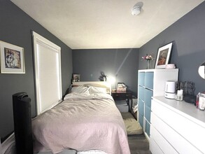 28 Monmouth St, Unit 4 in Somerville, MA - Building Photo - Building Photo