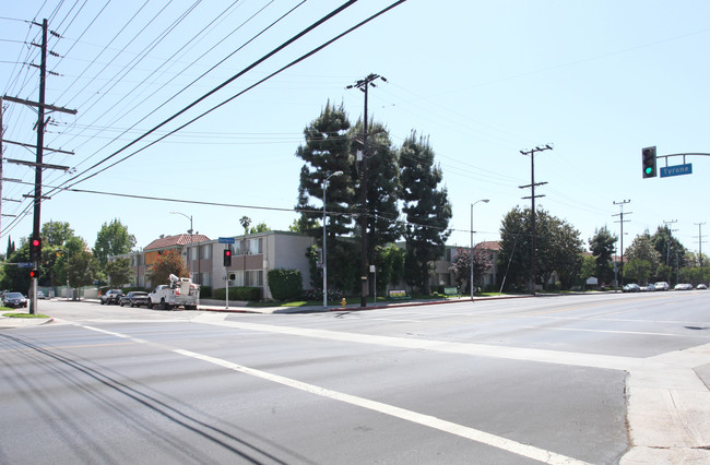 Burbank Oaks Apartments in Sherman Oaks, CA - Building Photo - Building Photo