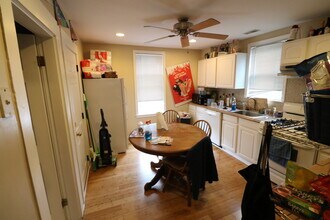 116 Old Harbor St, Unit 2 in Boston, MA - Foto de edificio - Building Photo