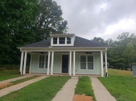 214 Forest Dr in Travelers Rest, SC - Building Photo