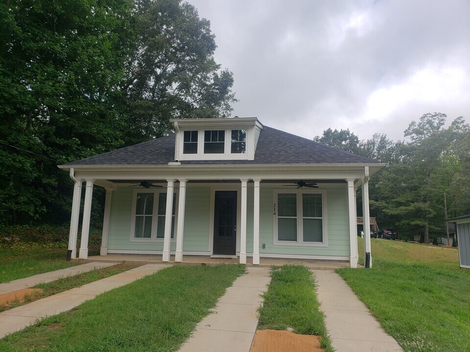 214 Forest Dr in Travelers Rest, SC - Foto de edificio
