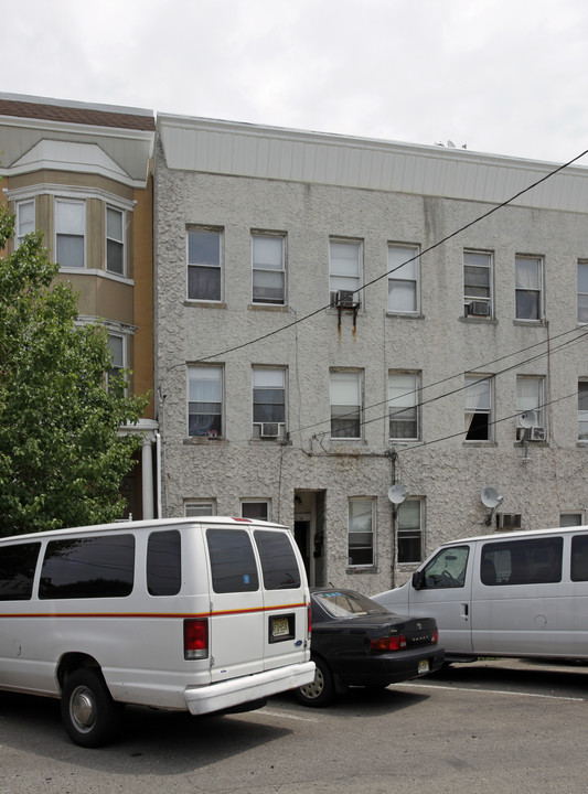 89 E 25th St in Bayonne, NJ - Building Photo