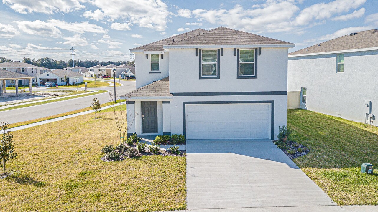 37300 Kings Crown Dr in Zephyrhills, FL - Building Photo