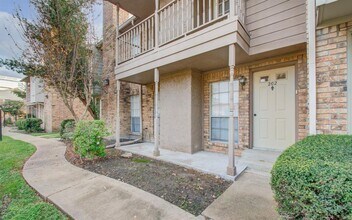 10615 Briar Forest Dr in Houston, TX - Building Photo - Building Photo