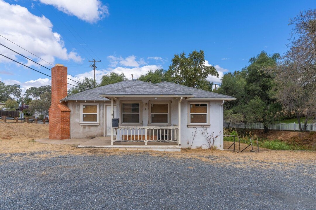 300 State Highway 49 in Sutter Creek, CA - Building Photo