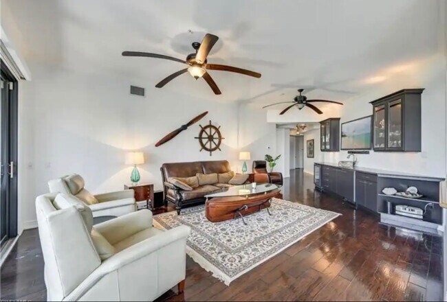 705 10th St S, Unit Old Naples Penthouse in Naples, FL - Building Photo - Building Photo